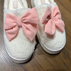 Chic Women's Slippers with Pink Bow